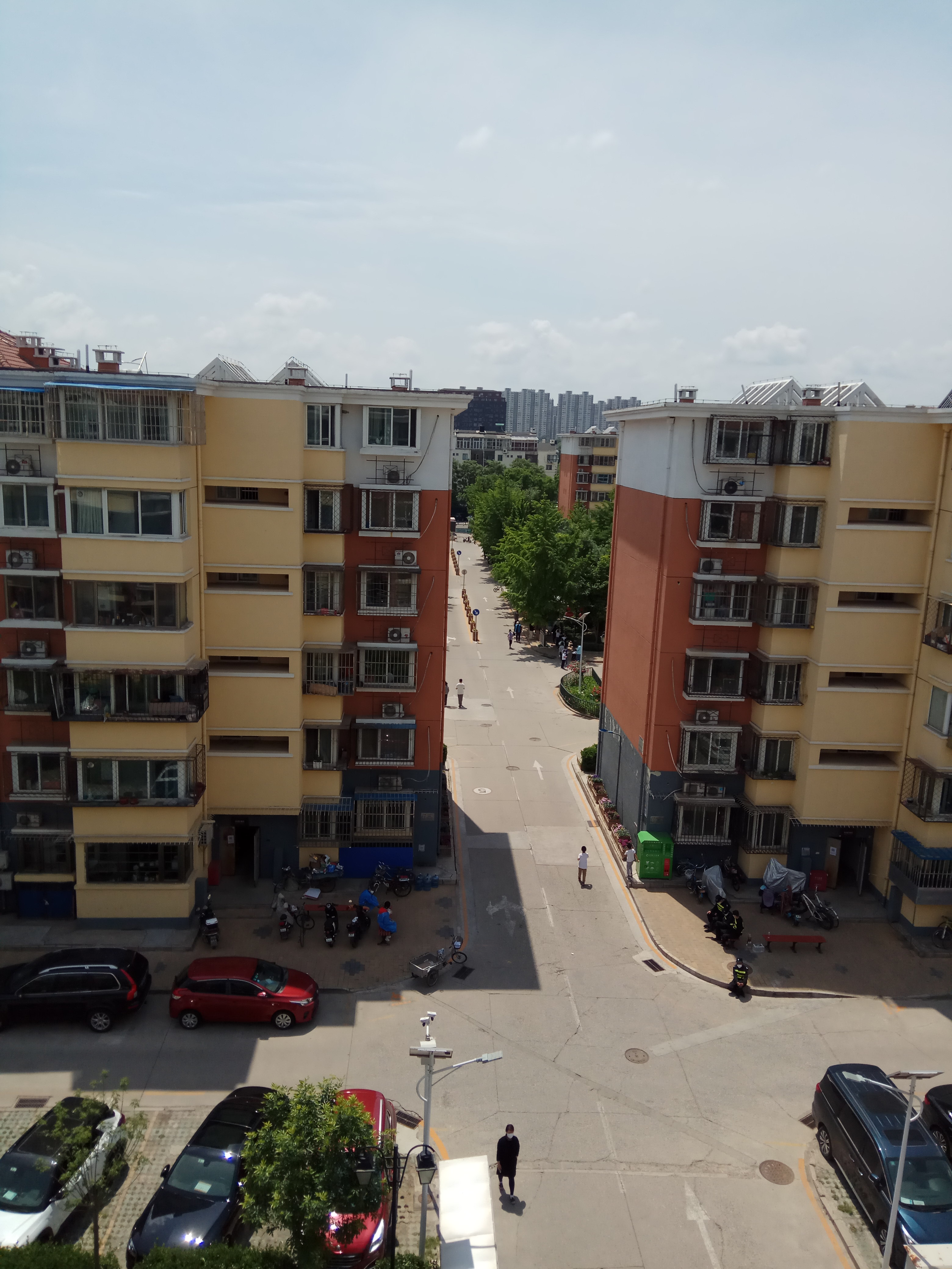 房子南北通透,阳光好,空气也好,居住舒服